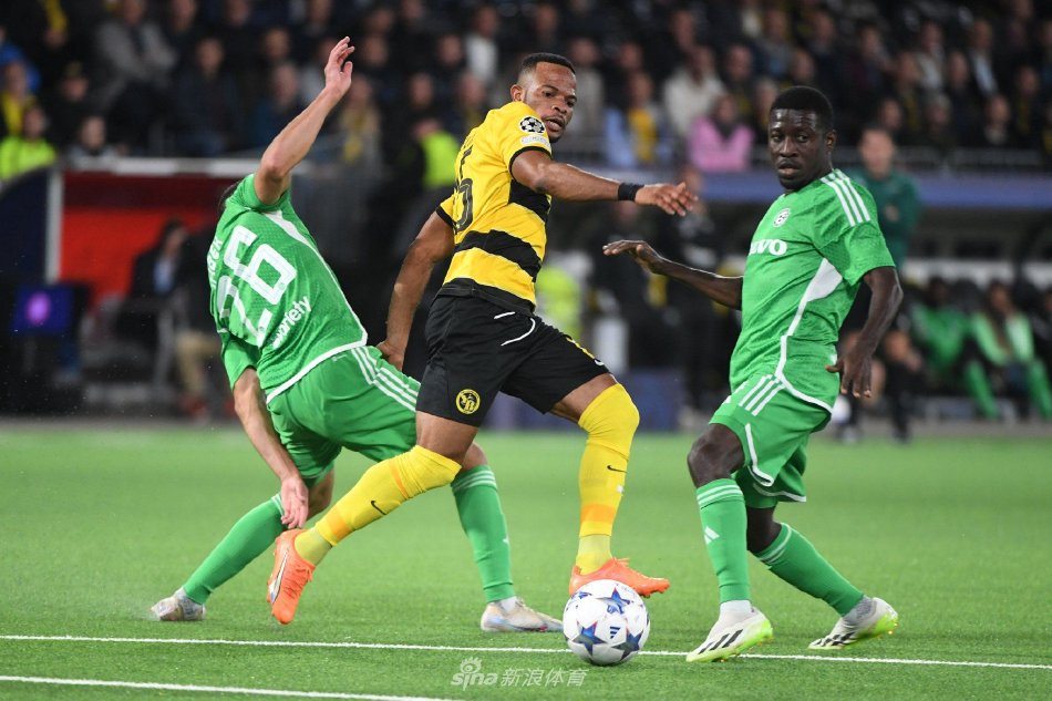 她不断通过 她不断通过