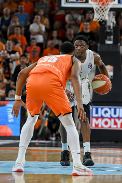 钟打进一粒 钟打进一粒